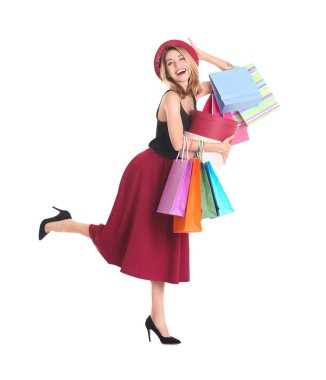 Alışveriş çantalı genç bir kadın. 