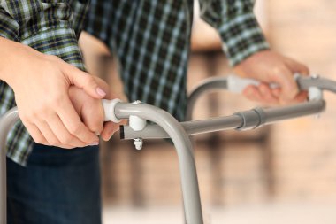 Çerçeve ve genç bakıcı, kapalı yürüyüş ile komuta sizde