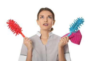 Temizlik malzemeleri beyaz arka plan üzerinde ile kadın