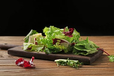 Taze salata ve kesme tahtası ahşap tablo