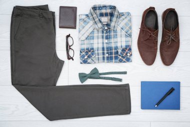 Hipster giysi ve aksesuarları açık renkli, üstten görünüm üzerinde set