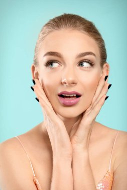 Güzel bir kadınla uzun kirpiklerini renk arka plan üzerinde