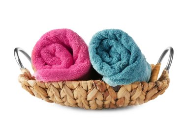 Hasır sepet beyaz arka plan üzerinde yumuşak rulo havlu ile