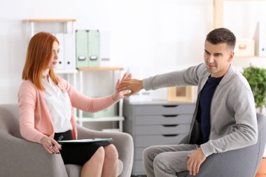 Ofiste müvekkili olan kadın psikolog