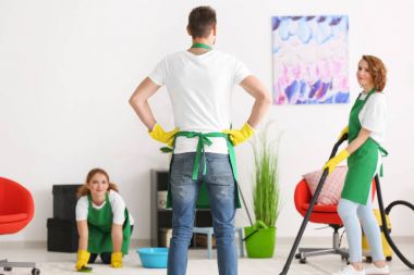 Hizmet uzmanları iş kapalı temizlik genç takım