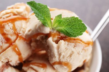 Kase, closeup karamel tepesi ile lezzetli dondurma