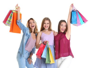 Genç kadınlarla mutlu beyaz arka plan üzerinde alışveriş torbaları
