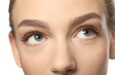Beyaz arka planda, closeup uzun kirpik ile güzel kadın