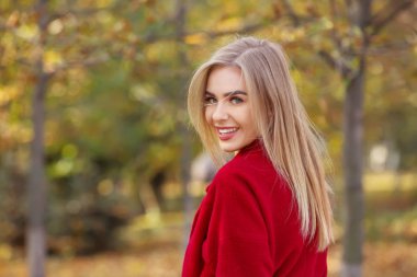 Parkta güzel gülümseyen kadın