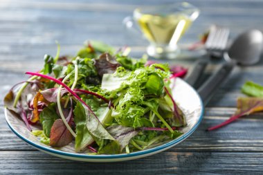 Ahşap masa, closeup üzerinde taze salata tabak