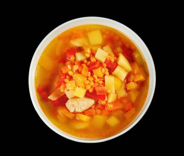 Siyah arka plan üzerine lezzetli mercimek çorbası ile kase