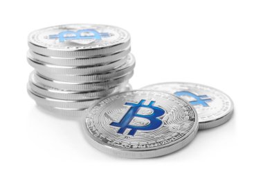 Beyaz arka plan üzerinde gümüş bitcoins