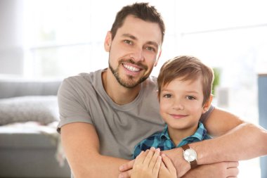 Sevimli küçük çocuk ve babası evde