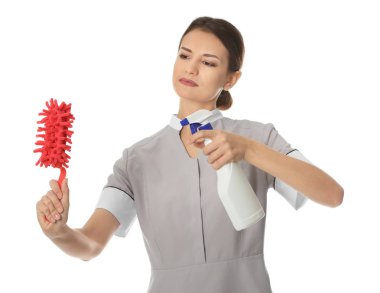 Kadın şişe deterjan ve beyaz zemin üzerine fırça ile