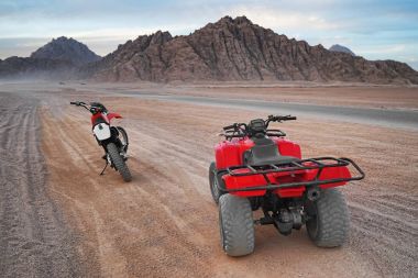Modern quad Bisiklet ve motosiklet çölde