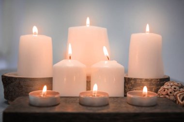 Tablo üzerinde yanan mumlar