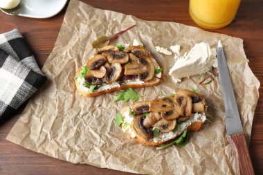 Peynir ve parşömen üzerine kızarmış mantarlı tost