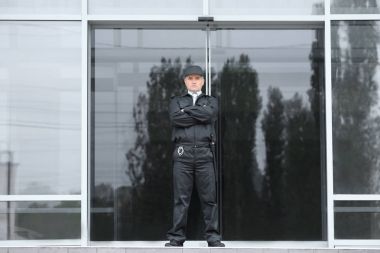 Erkek güvenlik görevlisi açık havada duran