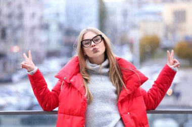 Çekici hippi kız açık havada kırmızı ceketli