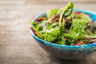 Ahşap masa, closeup üzerinde taze salata kâsesi
