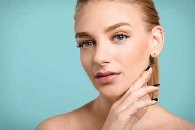 Güzel bir kadınla uzun kirpiklerini renk arka plan üzerinde