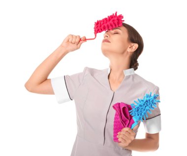 Temizlik malzemeleri beyaz arka plan üzerinde ile yorgun oda hizmetçisi