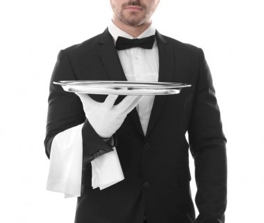 Beyaz arka plan üzerinde boş tepsi ile garson