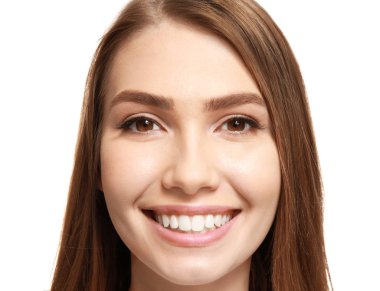 Beyaz arka planda, closeup güzel genç gülümseyen kadın