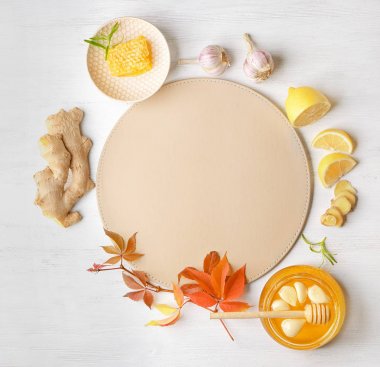 Beyaz ahşap arka plan, üstten görünüm üzerinde doğal soğuk ilaçlar olarak bal ve sarımsak ile kompozisyon