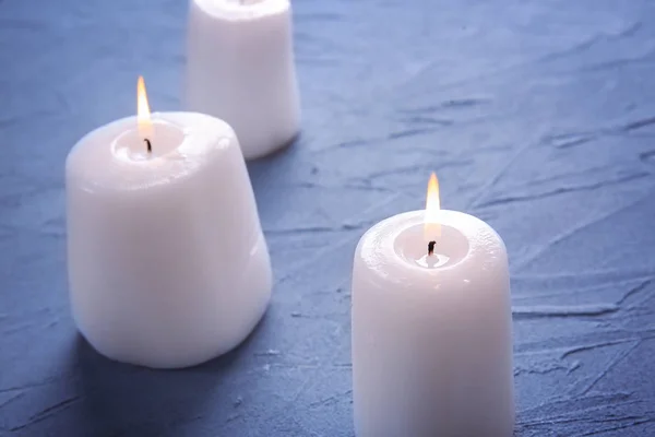Κάψιμο κεριών στο τραπέζι, κοντινό πλάνο — Φωτογραφία Αρχείου