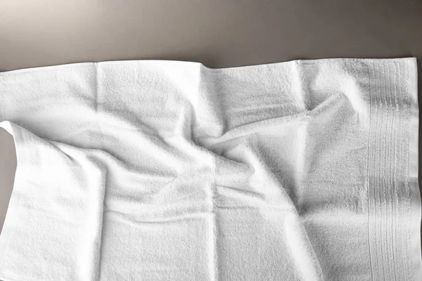 Asciugamano morbido in spugna su sfondo colore, vista dall'alto — Foto Stock