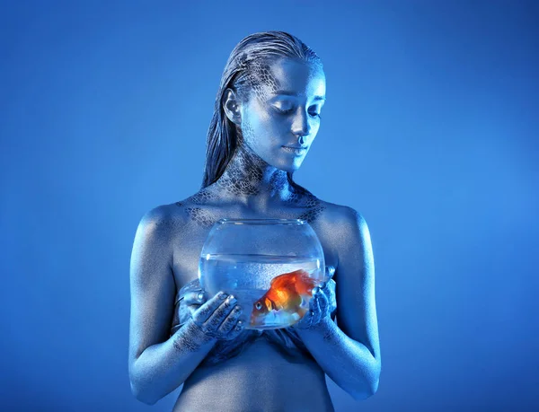 Piękna młoda kobieta z niesamowite ultrafioletowe jako ryby na kolor tła. Koncepcja znaki zodiaku — Zdjęcie stockowe