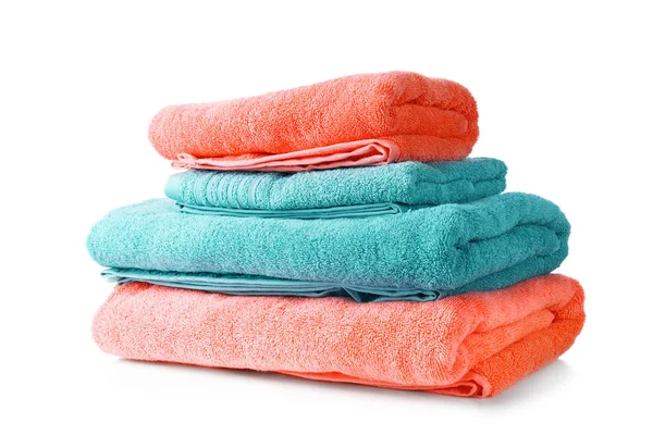 Montón de toallas de rizo suave sobre fondo blanco — Foto de Stock