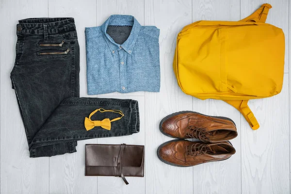 Set hipster kleding en accessoires op lichte achtergrond, bovenaanzicht — Stockfoto