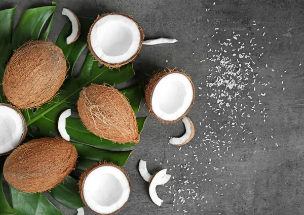 Composizione con foglia verde e noci di cocco fresche su fondo grigio — Foto Stock