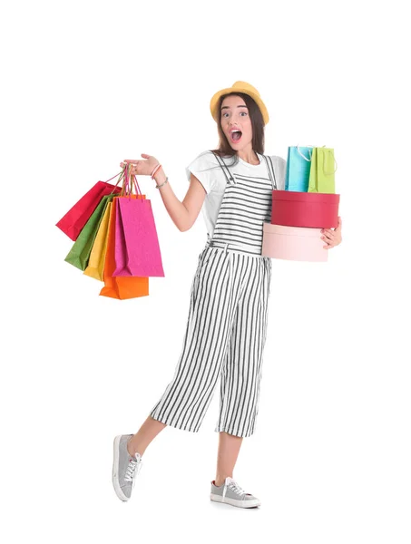 Jeune femme avec des sacs à provisions — Photo