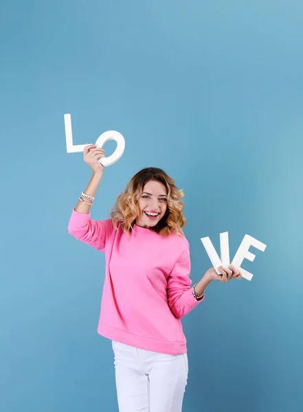 Junge Frau mit dem Wort Liebe — Stockfoto