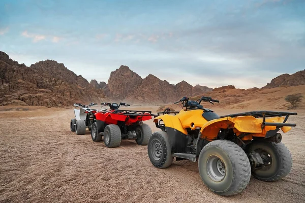 Çölü'nde modern quad Bisiklet