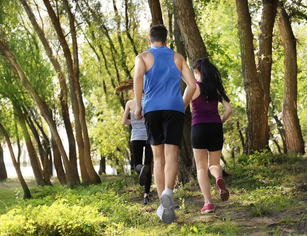 Grupo de jóvenes corriendo en el parque — Foto de Stock