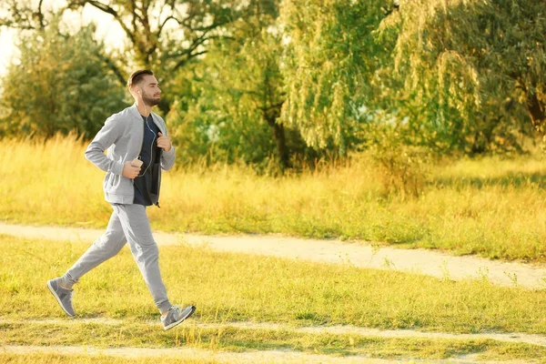 Sportig ung man kör utomhus — Stockfoto