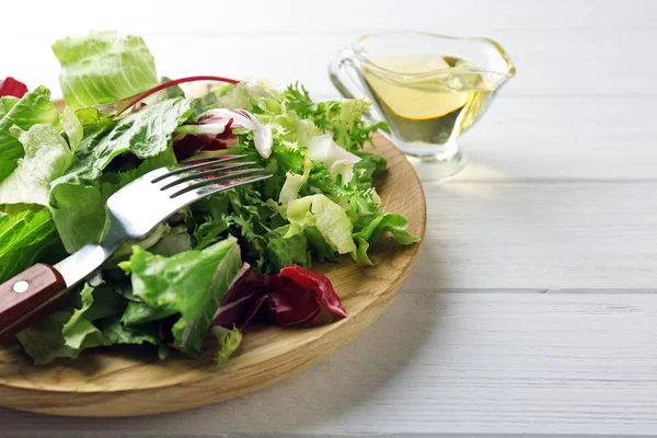Assiette avec salade fraîche sur table en bois blanc, gros plan — Photo