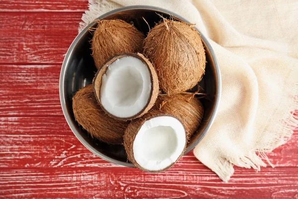 Kom met verse kokosnoten op houten tafel — Stockfoto