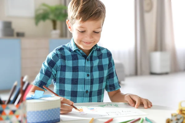 テーブルの上にグリーティングカードを描いている男の子。父の日の概念 — ストック写真