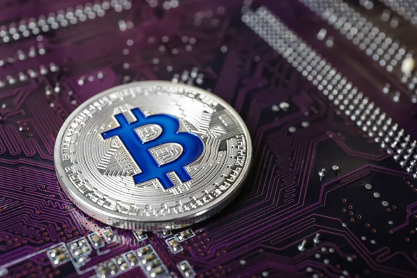 Silber-Bitcoin auf Leiterplatte — Stockfoto