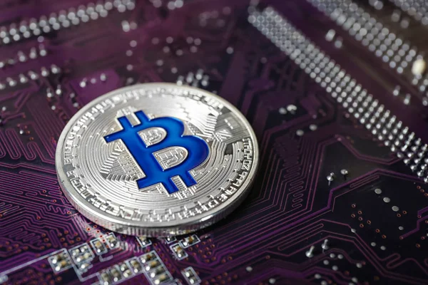 Zilveren bitcoin op printplaat — Stockfoto