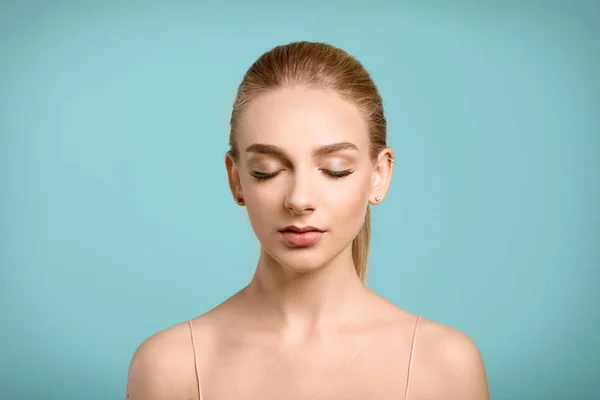 Schöne Frau mit langen Wimpern auf farbigem Hintergrund — Stockfoto