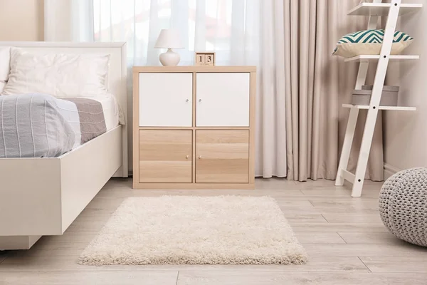 Moderne Schlafzimmereinrichtung mit weichem, flauschigem Teppich — Stockfoto