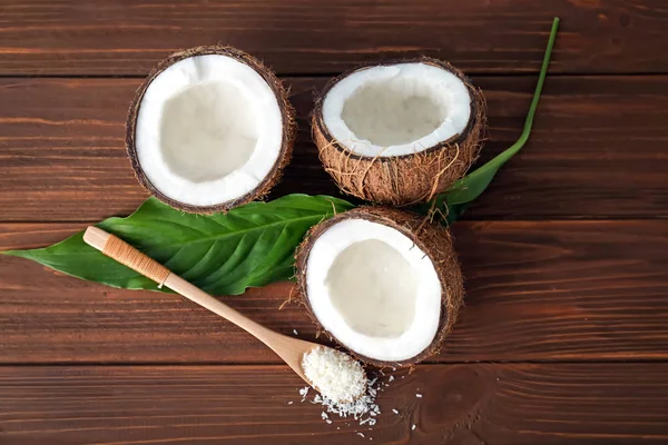 Composição com metades de coco sobre fundo de madeira — Fotografia de Stock