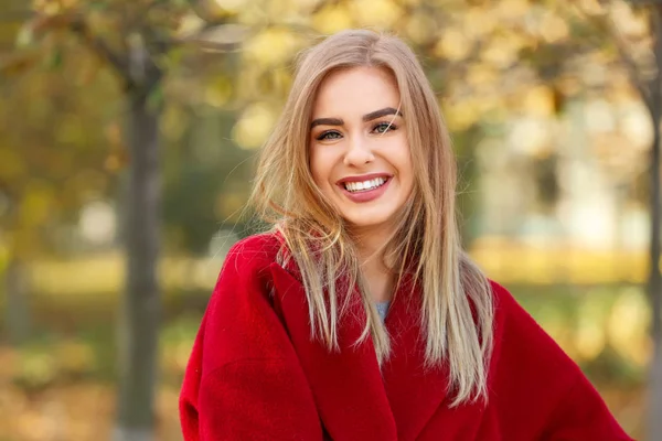 Mulher sorridente bonita no parque — Fotografia de Stock