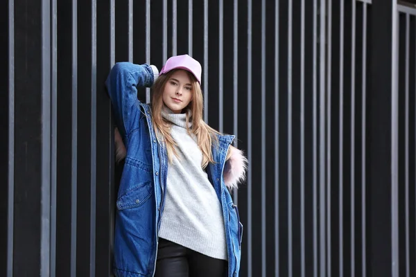 Menina hipster atraente perto de cerca de metal ao ar livre — Fotografia de Stock